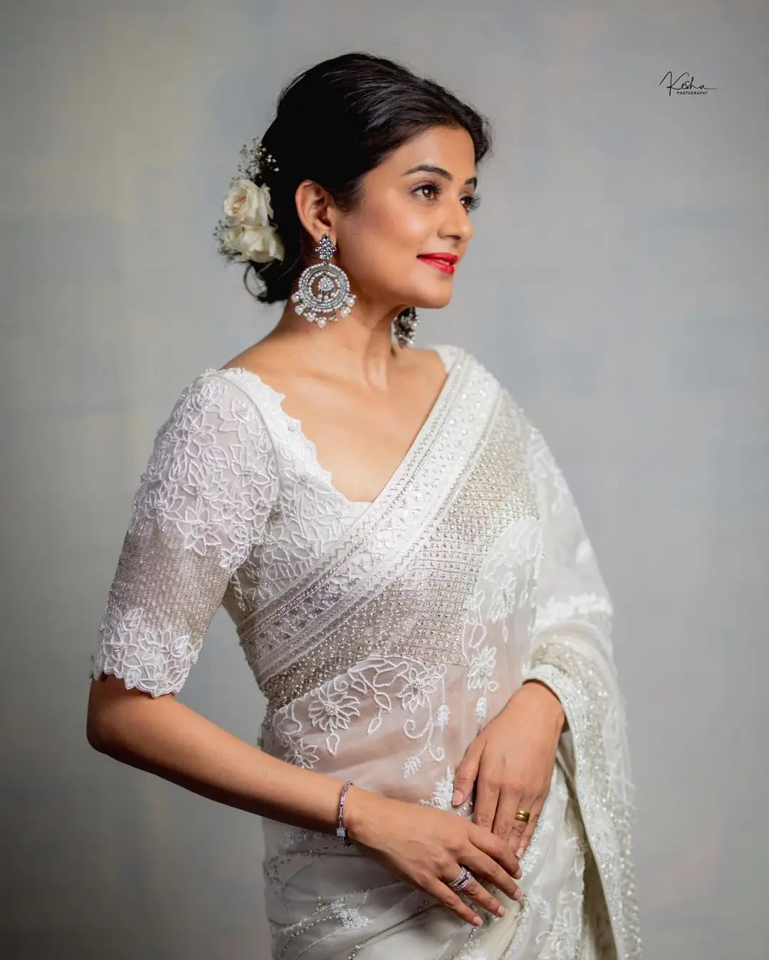 Priyamani In South Indian Traditional White Saree Blouse